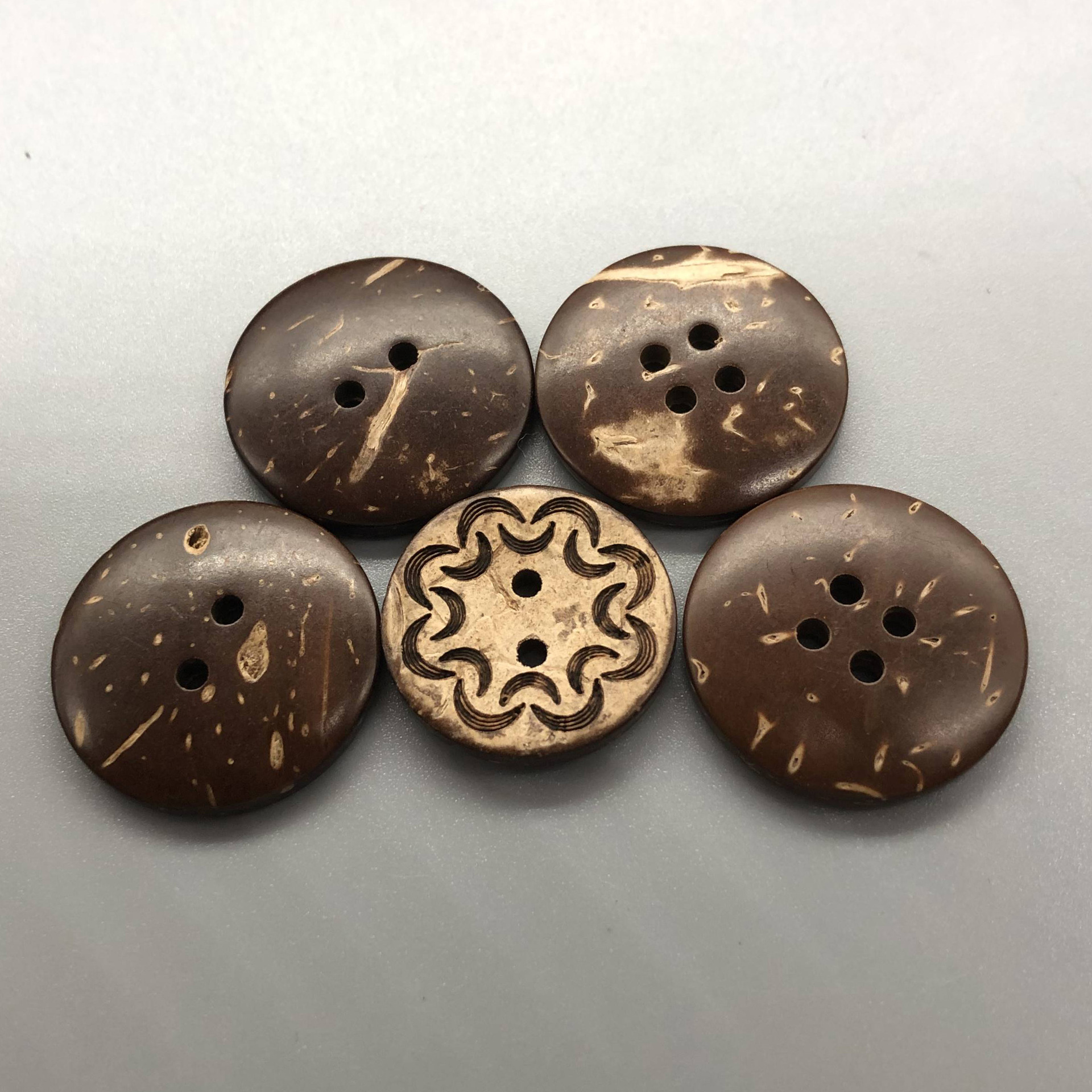 现货天然环保椰子果壳钮扣圆形平面两眼四眼椰子扣a货椰子纽扣