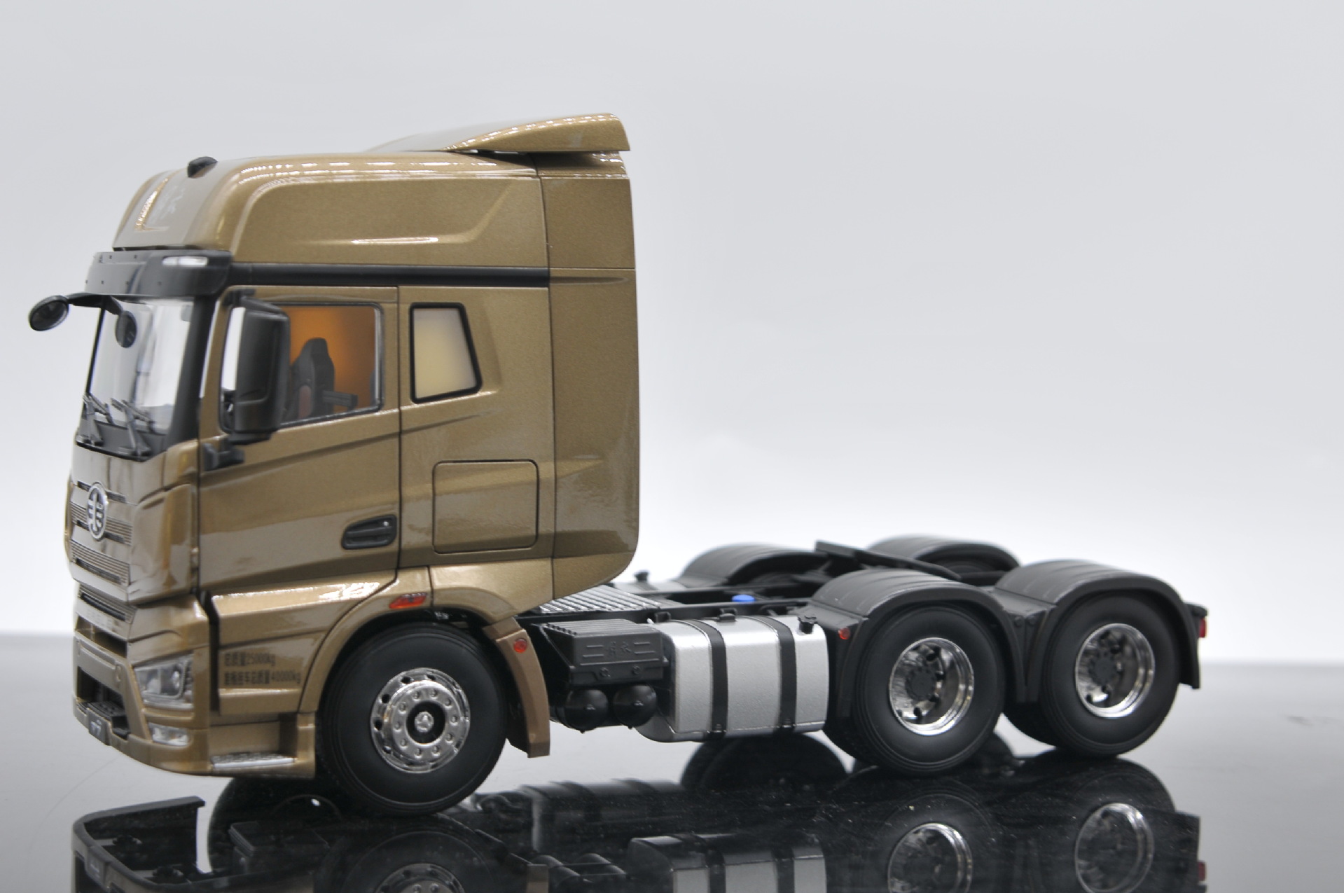 爆款厂家 解放j7 1:24牵引拖头牵引车工程车模型卡车车模跨境收藏