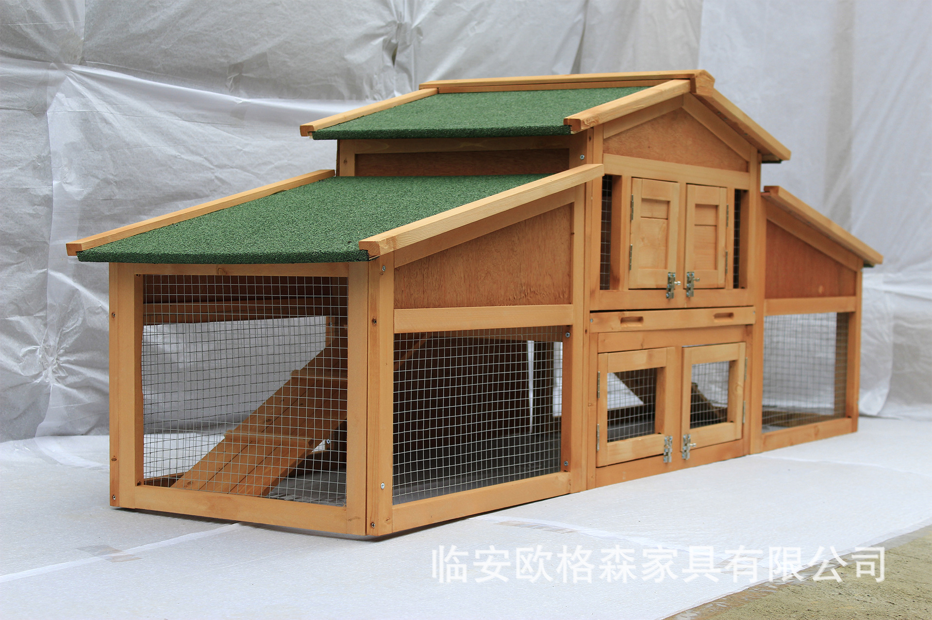 动物舒适:笼子顶部有两段木头,可以为你的宠物提供庇护. 4.