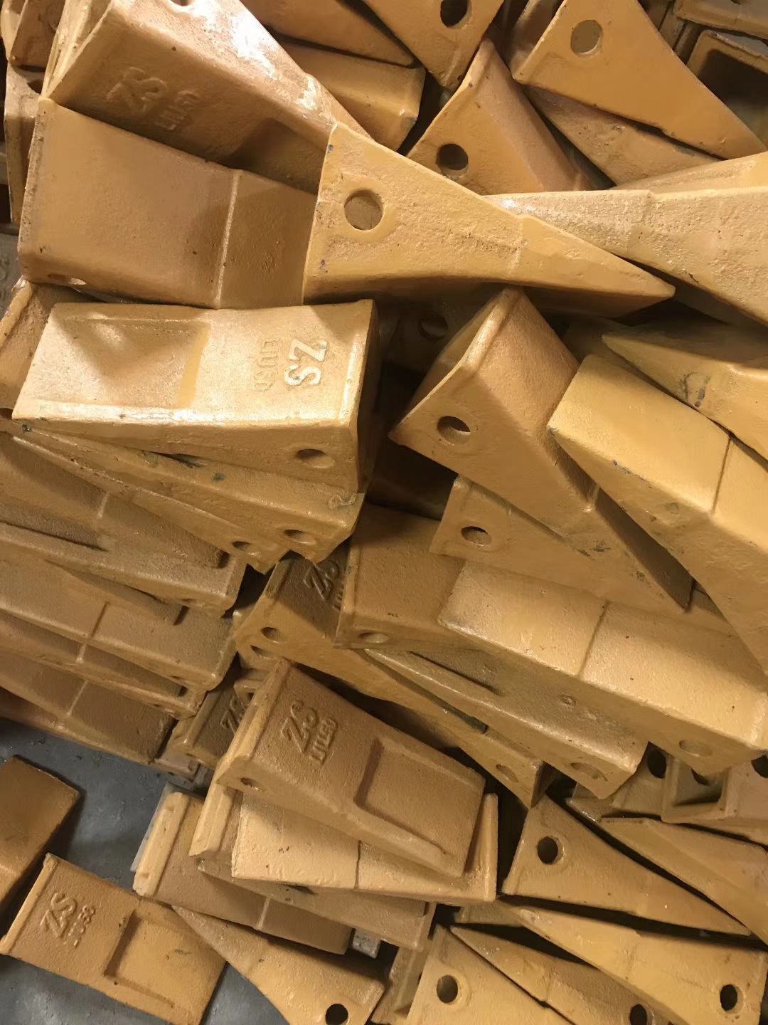 现货供应柳工853 888 836装载机耐磨中齿 边齿 齿套 齿根 斗齿