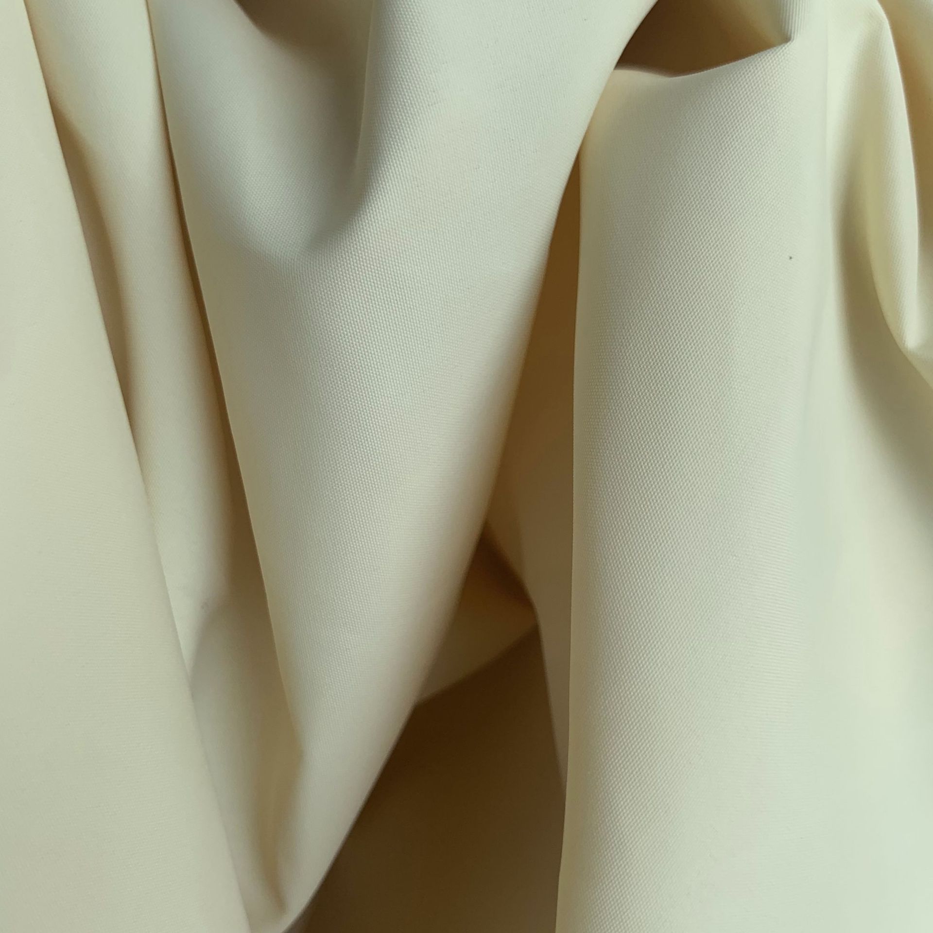 95gms加厚密手感硬无氟防水50次可水洗米黄色防护服防疫面料坯布