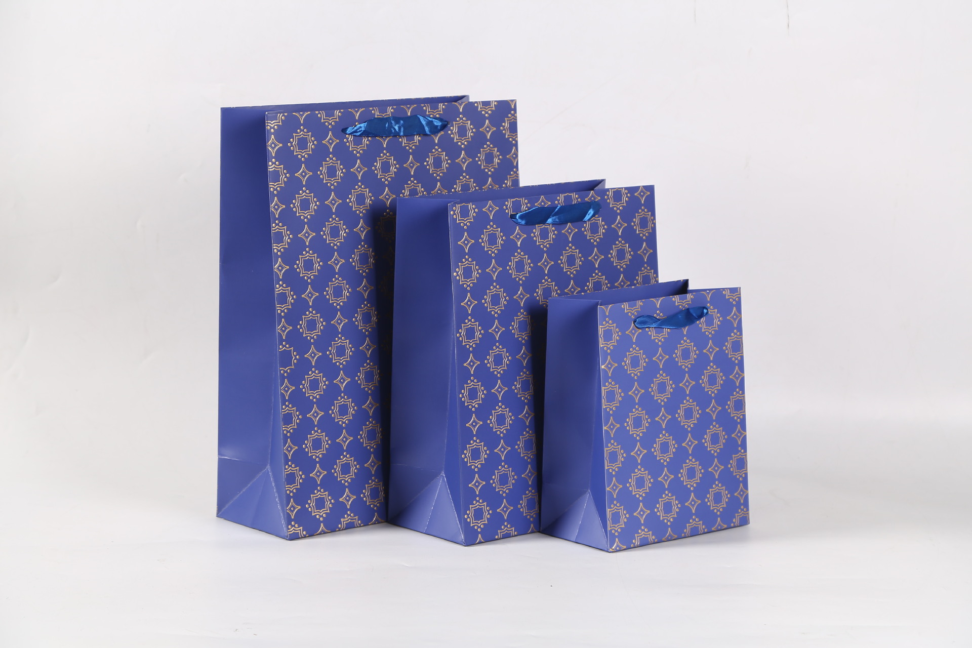 现货立体纸袋烫金礼品袋白卡纸质购物袋服装袋厂家直供