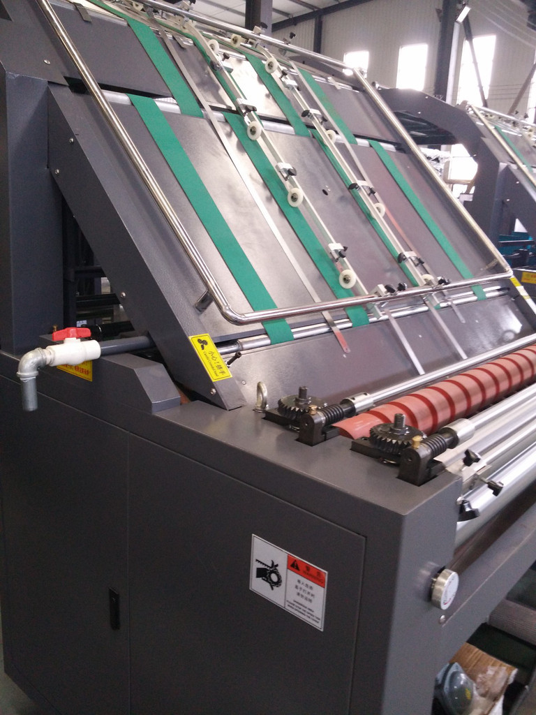 1600h低台高速裱纸机