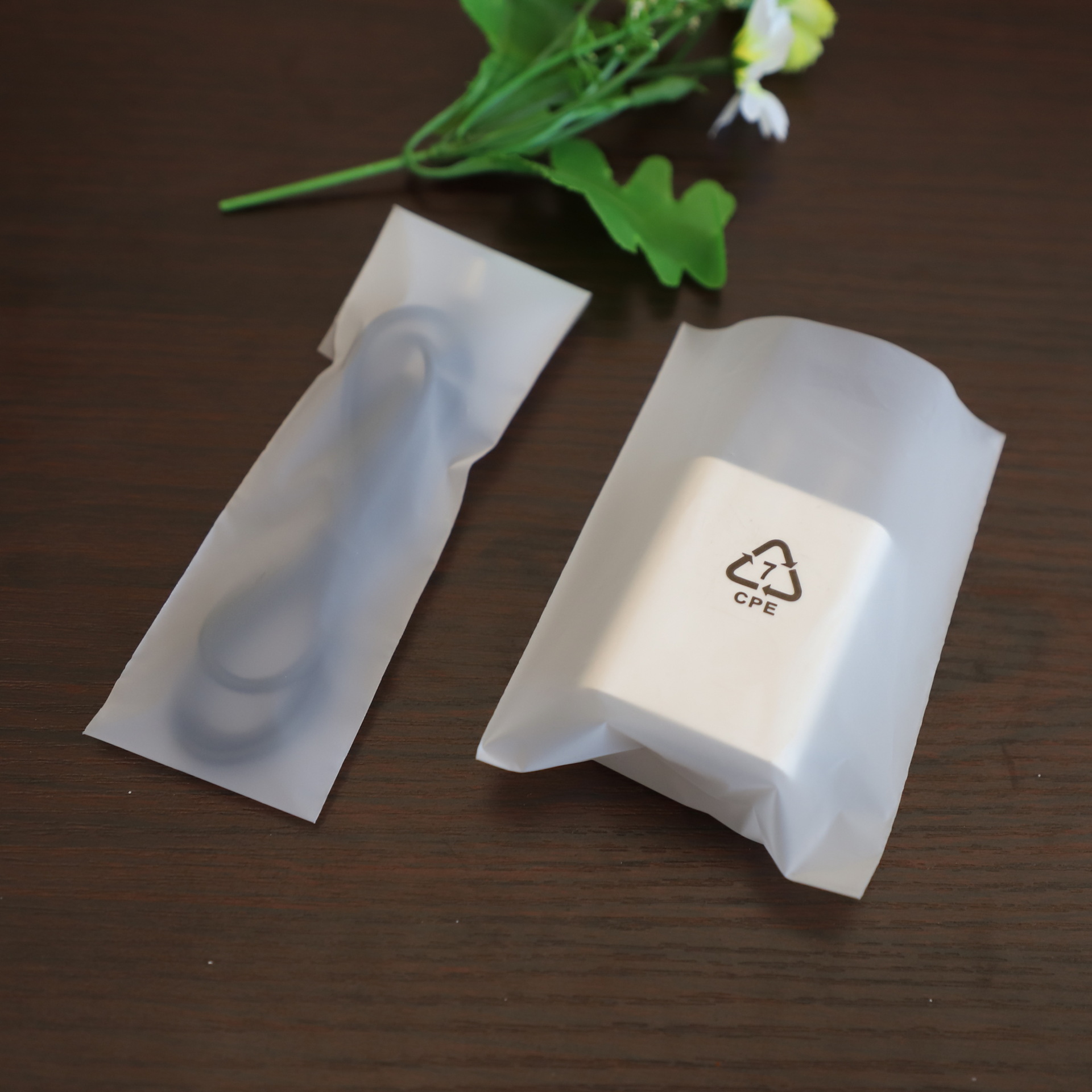 厂家直销磨砂奶白色cpe平口袋手机充电线塑料包装袋定制透明pe袋