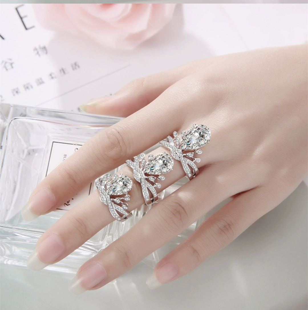 明星baby同款 水滴皇冠钻戒豪华莫桑石鸽子蛋婚戒可定制18k白金戒