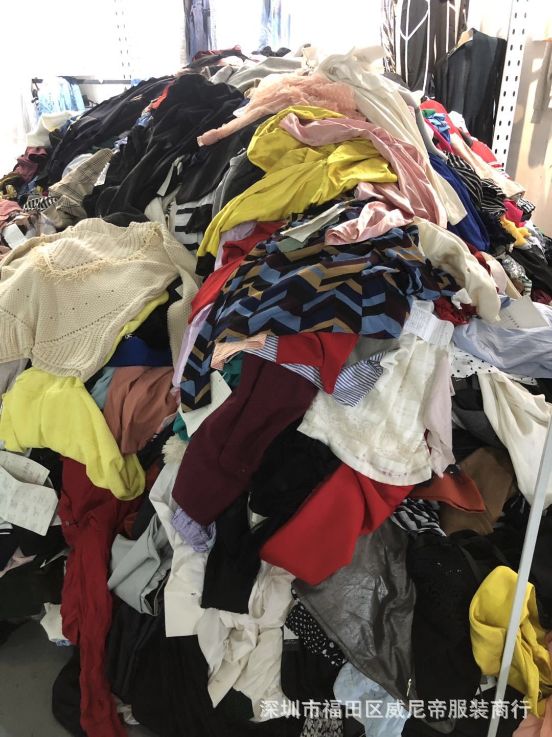 工厂品牌杂款衣服按斤称直播服装货源低价批发库存尾货论斤称外理