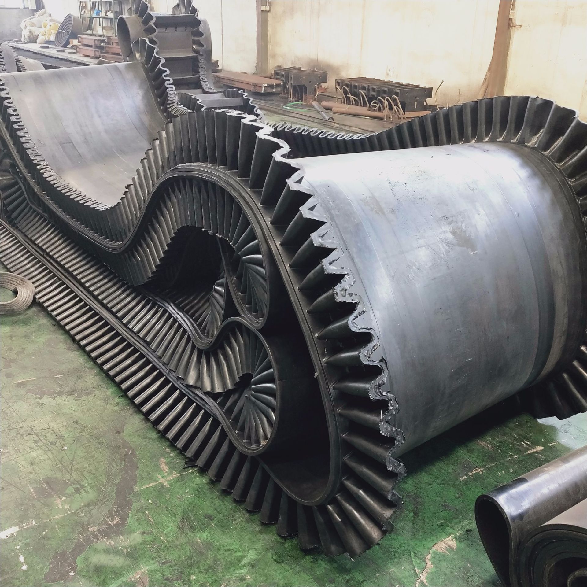 厂家直供裙边输送带大倾角输送带b1000防脱落尼龙传送带平胶带