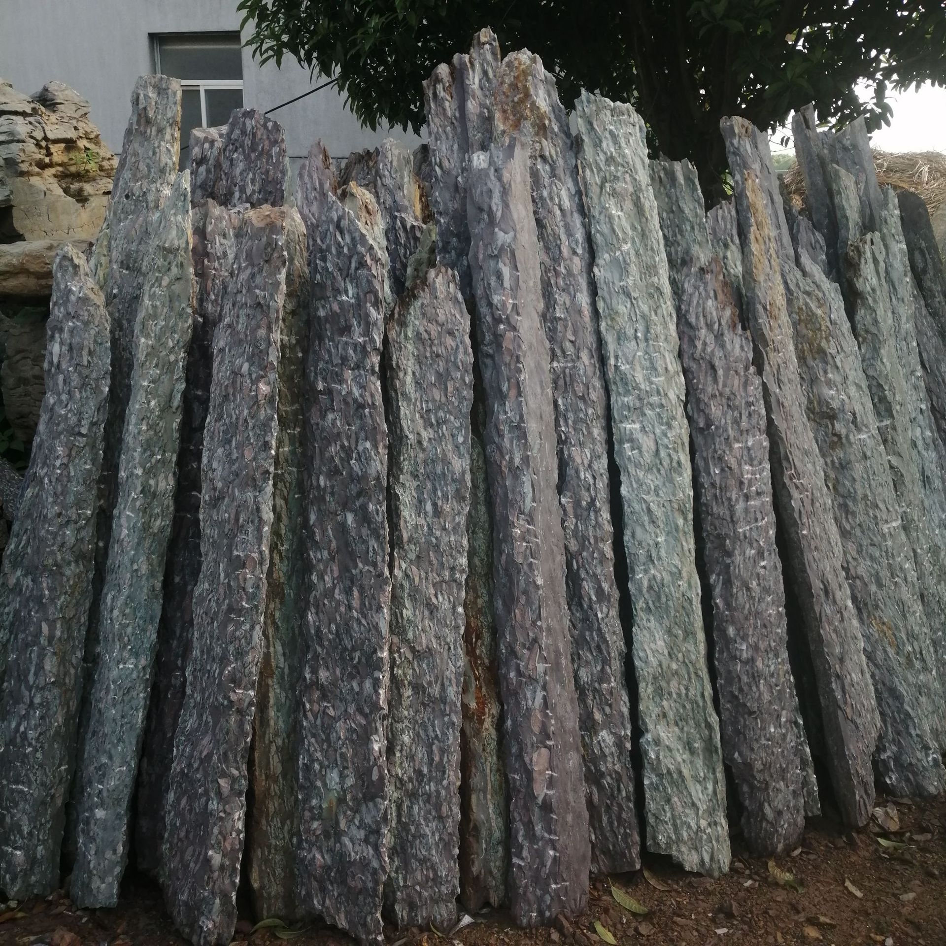 产地优惠供应石笋石假山 石笋 松皮石等造景石材