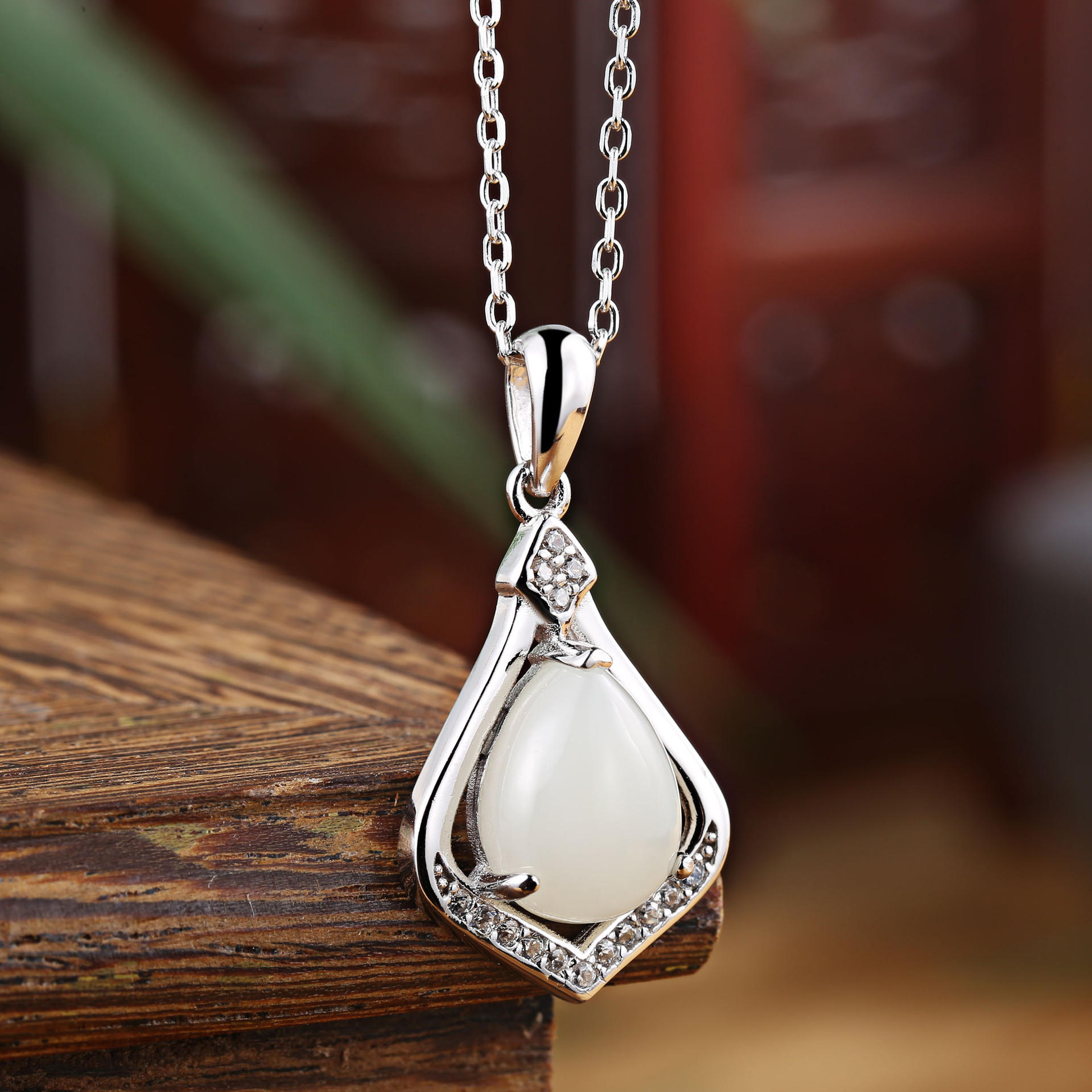 s925银镀金项链镶嵌天然和田玉材料个性水滴形吊坠气质女时尚配饰