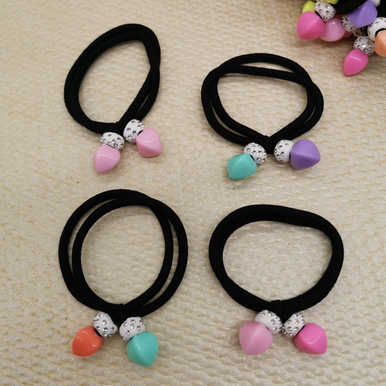 商品描述颜色皮筋产地义乌样式女式产品类别头饰商品属性商品属性商品