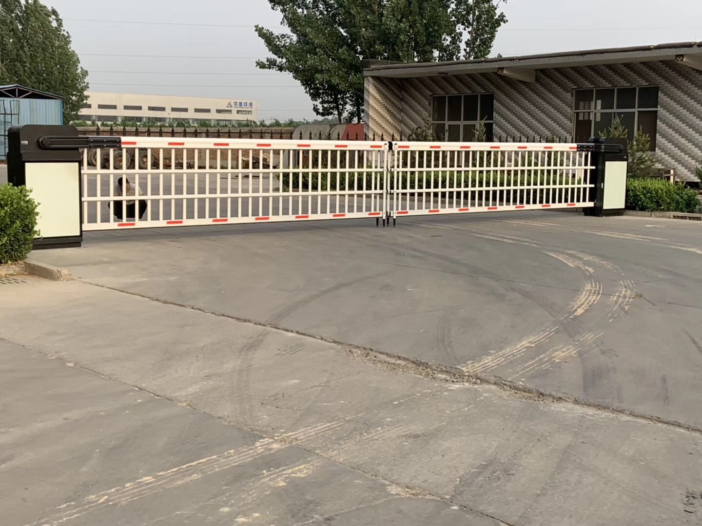 百胜重型道闸门【空降闸】超级闸机 高1.7米 气势宏伟企业大门