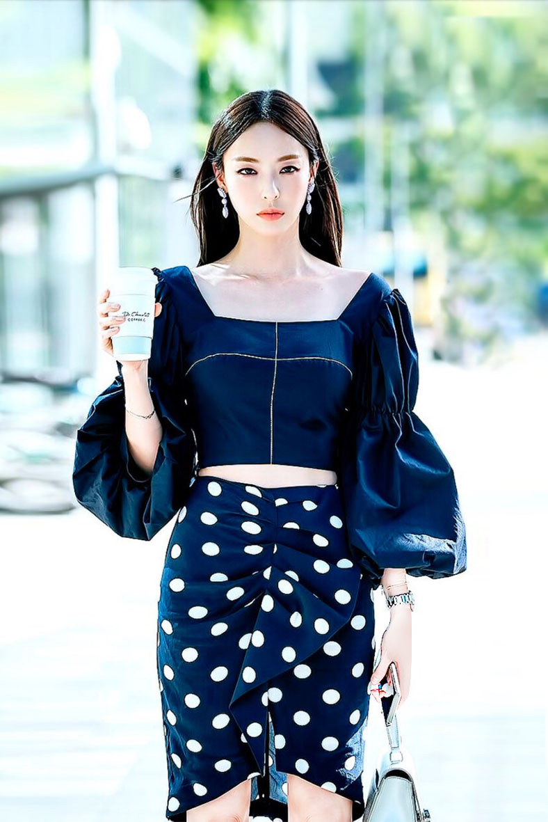 虎门时装厂家李多喜方领套头灯笼袖露脐装衬衫女波点半身裙套装潮