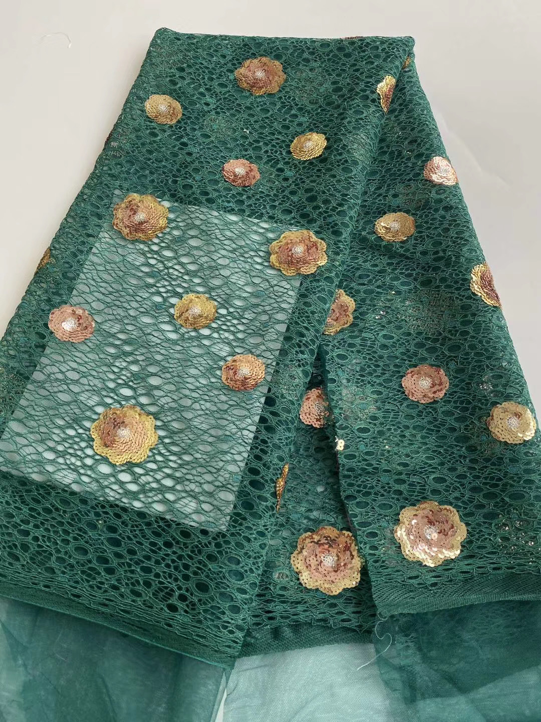 汕头市天海纺织品有限公司是绣花布,水溶系列,条码,满幅,领花,兼并有