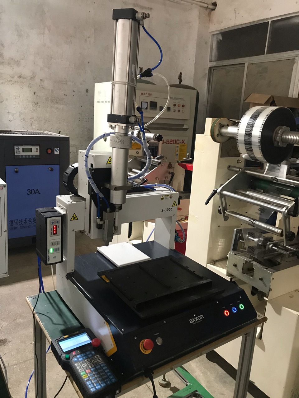 二手轴心导热凝胶点胶机 伺服点胶机 丝杆喷胶机出售