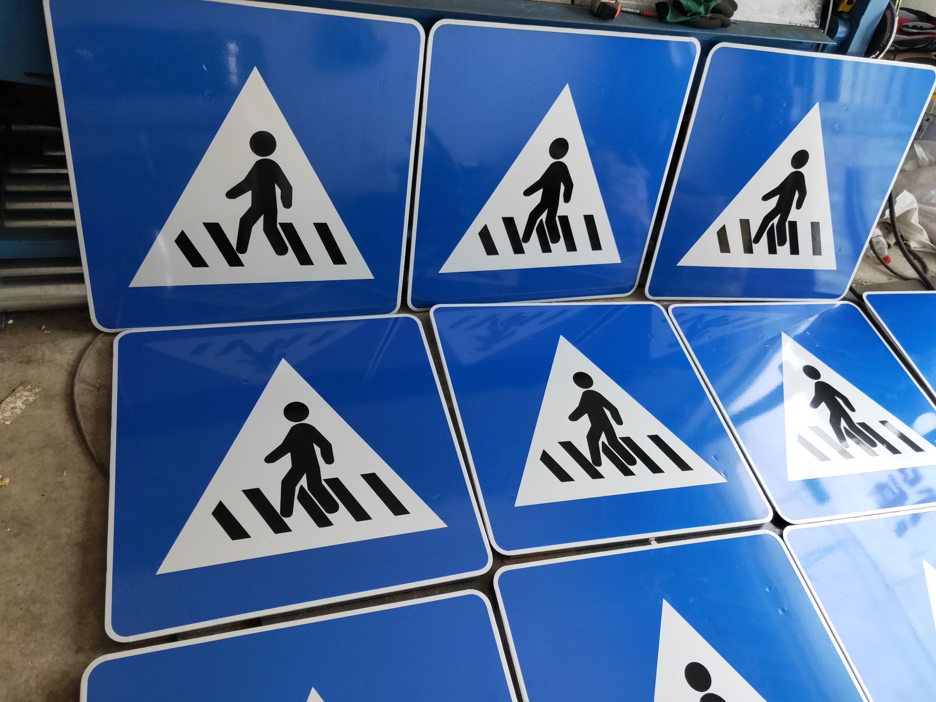 交通标志牌 向左急转弯交通提示牌 三角路面坑洞标志牌警示牌