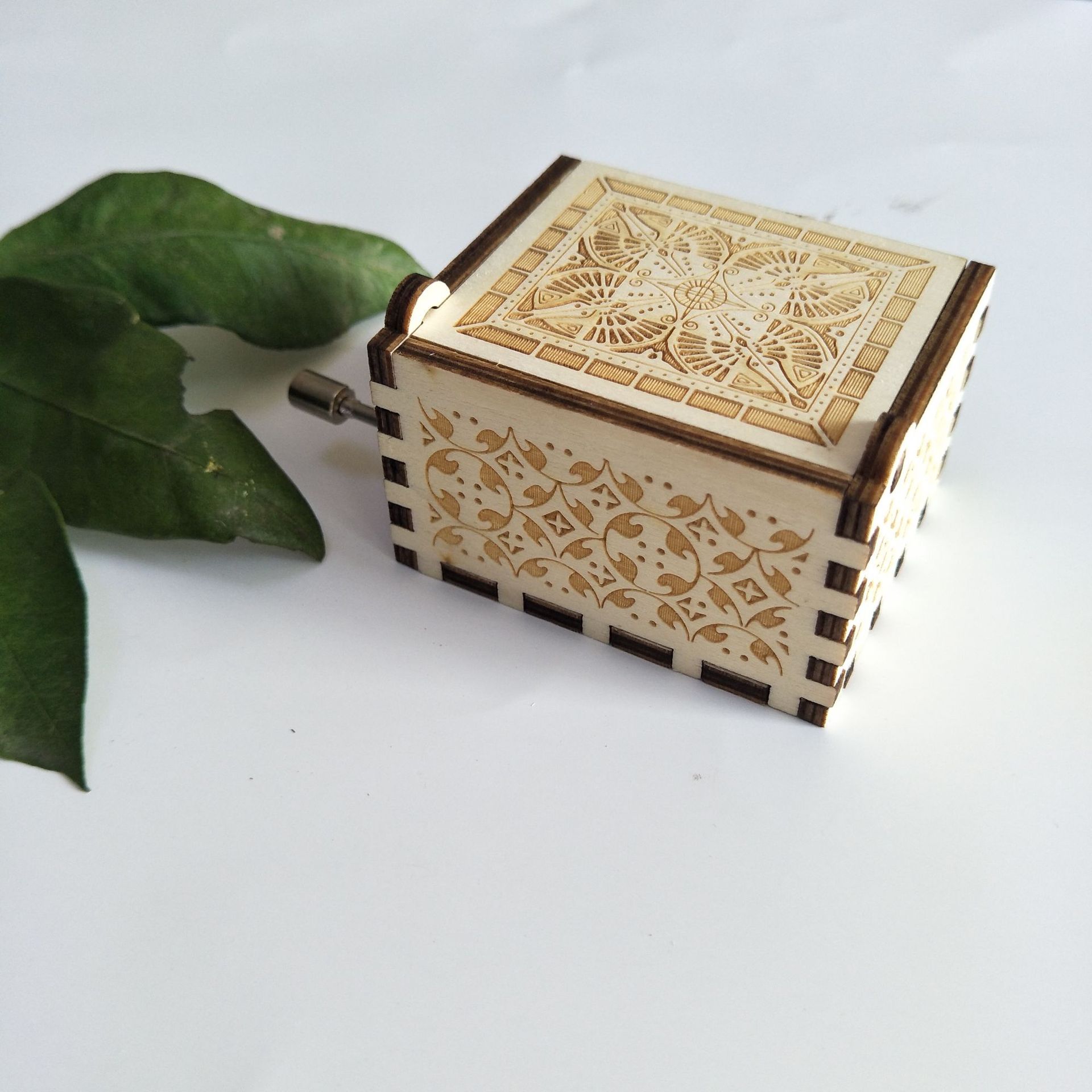 厂家直销木制品工艺品手摇音乐盒原木色彩绘妈妈送女儿礼品盒