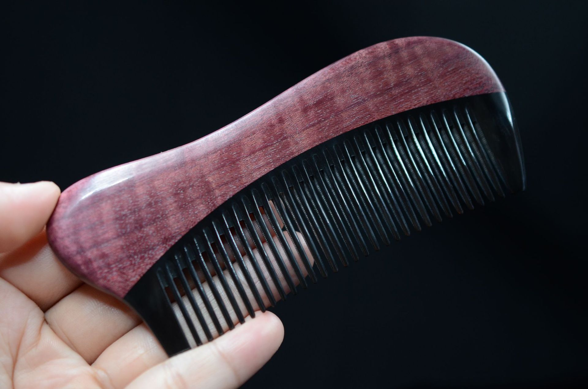 工厂直销紫罗兰檀木拼接牛角梳 可印图案logo防静电护发顺发梳子