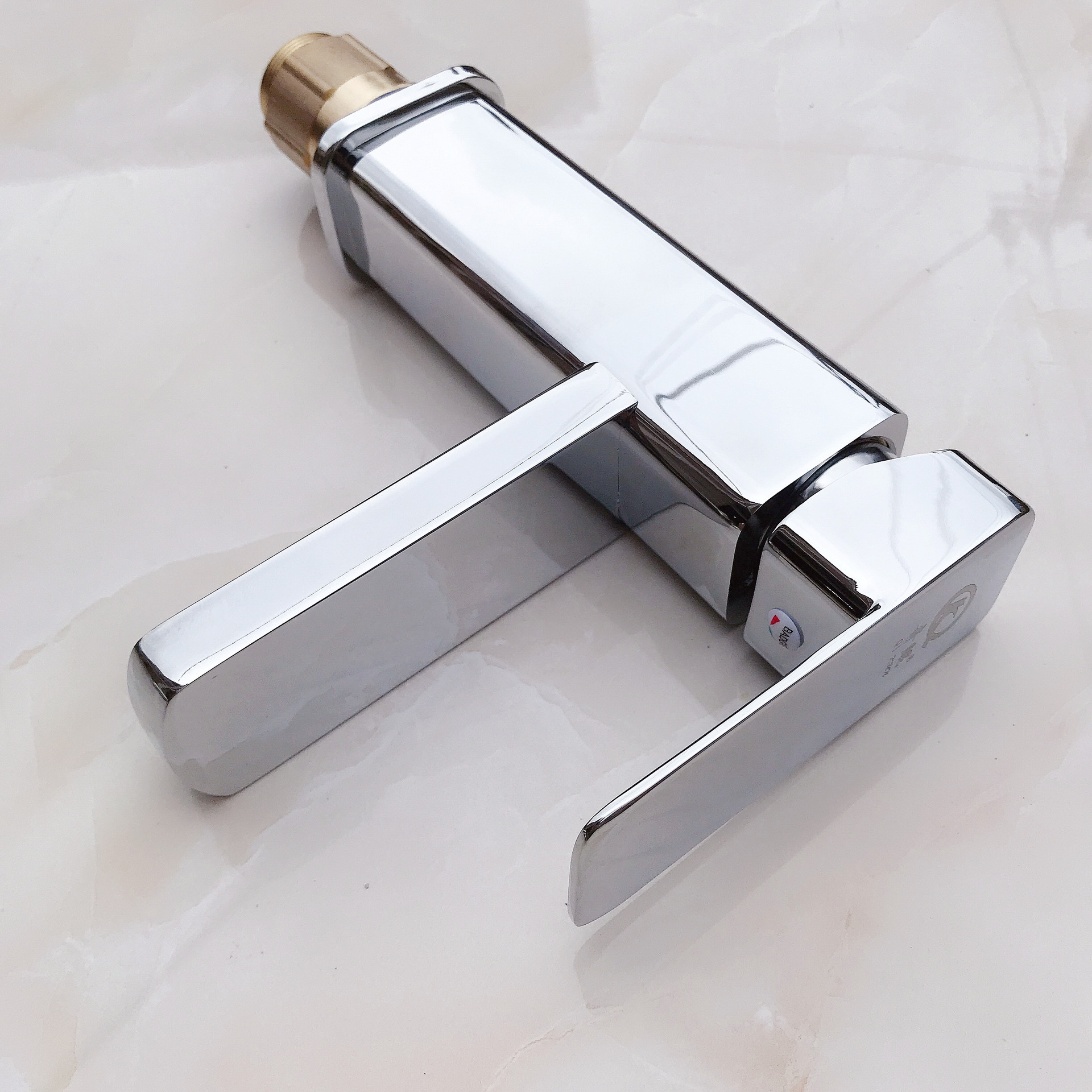 厂家直销批发供应锌合金四方单孔面盆台盆冷热水龙头