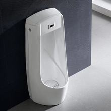 男卫生间小便池