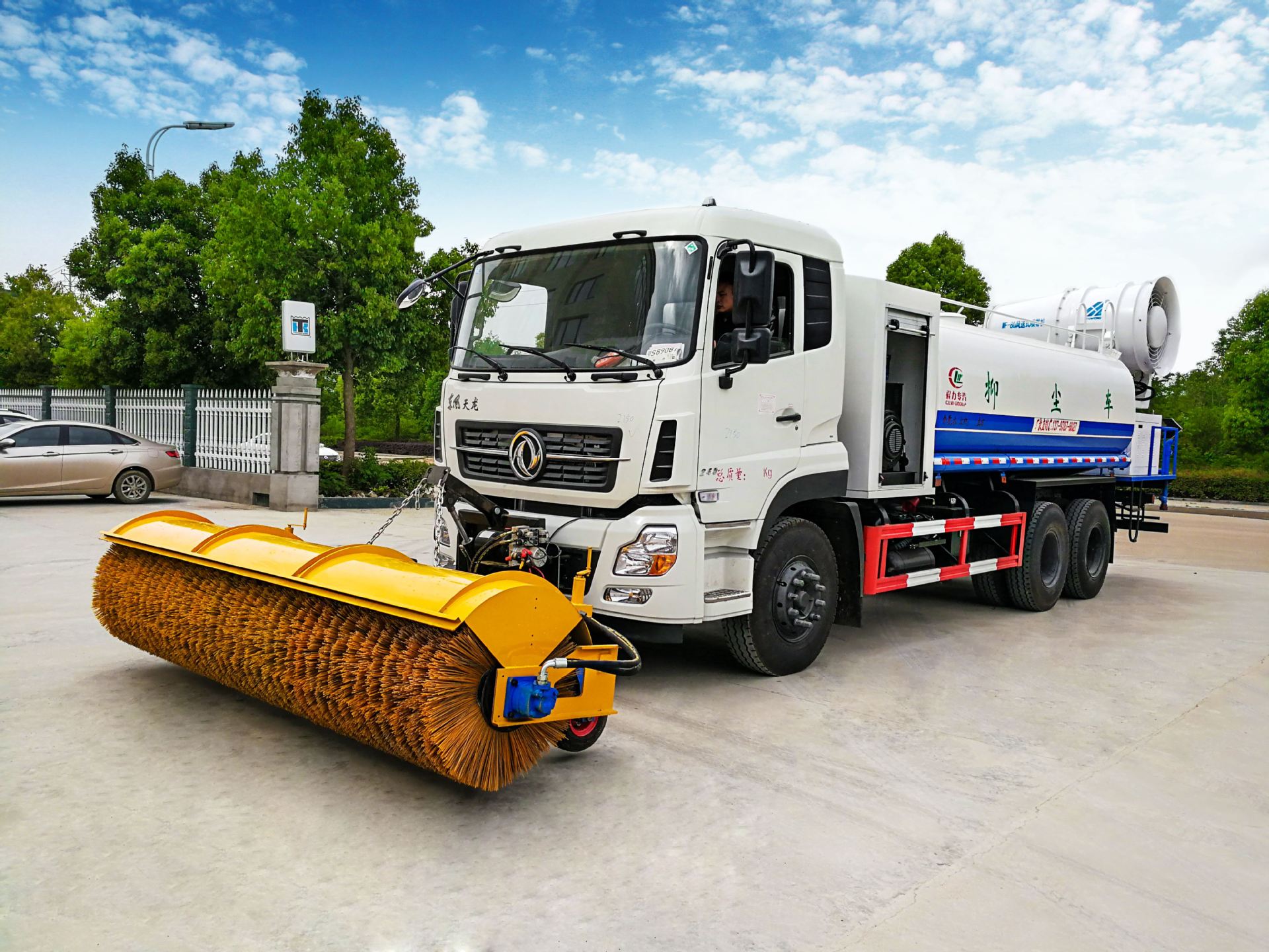 大型滚刷式扫雪车价格 东风多利卡d6扫路车加装雪铲 2.5米除雪铲