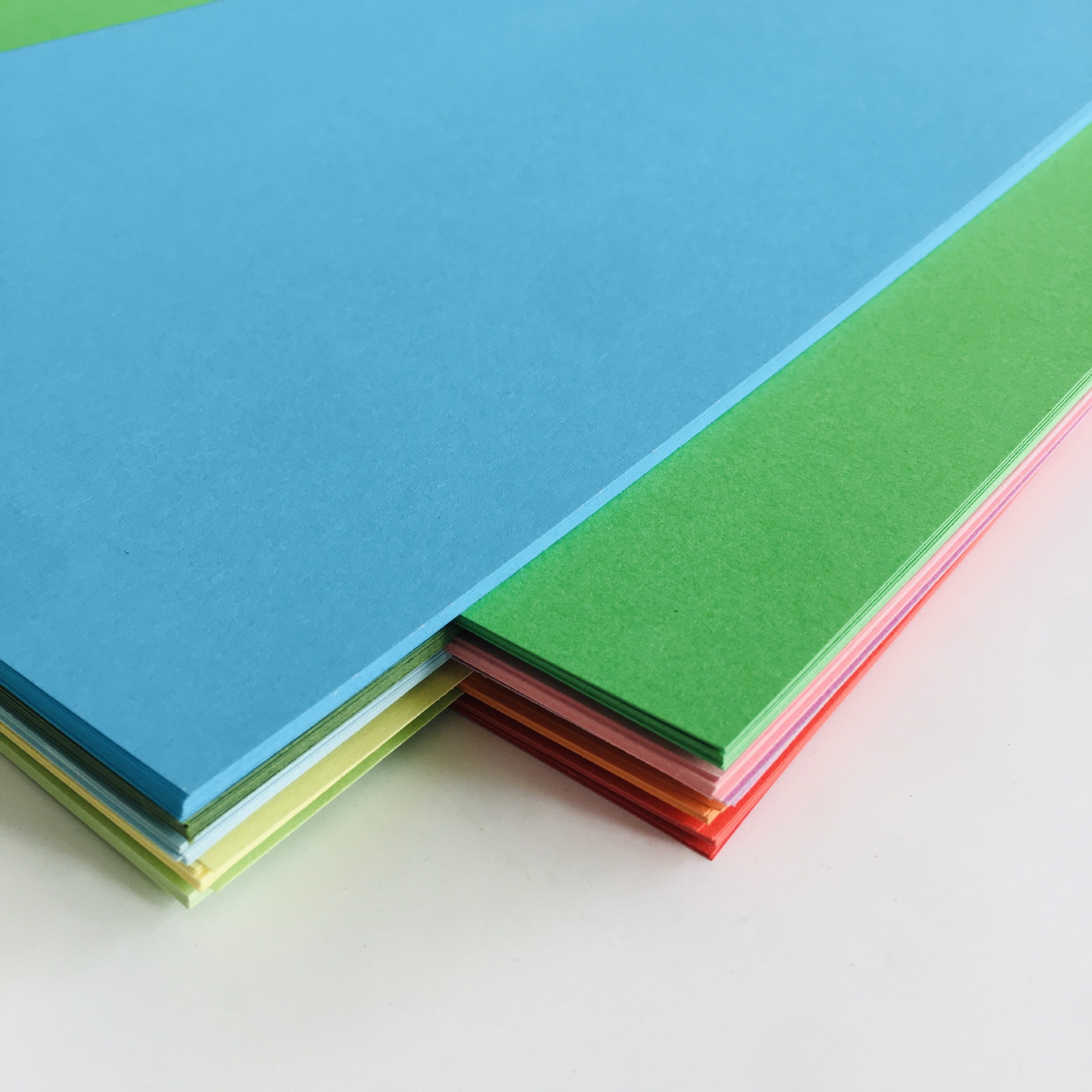 批发4k彩色卡纸200克硬卡大张a4加厚手工创意彩纸批发鲜艳美观diy