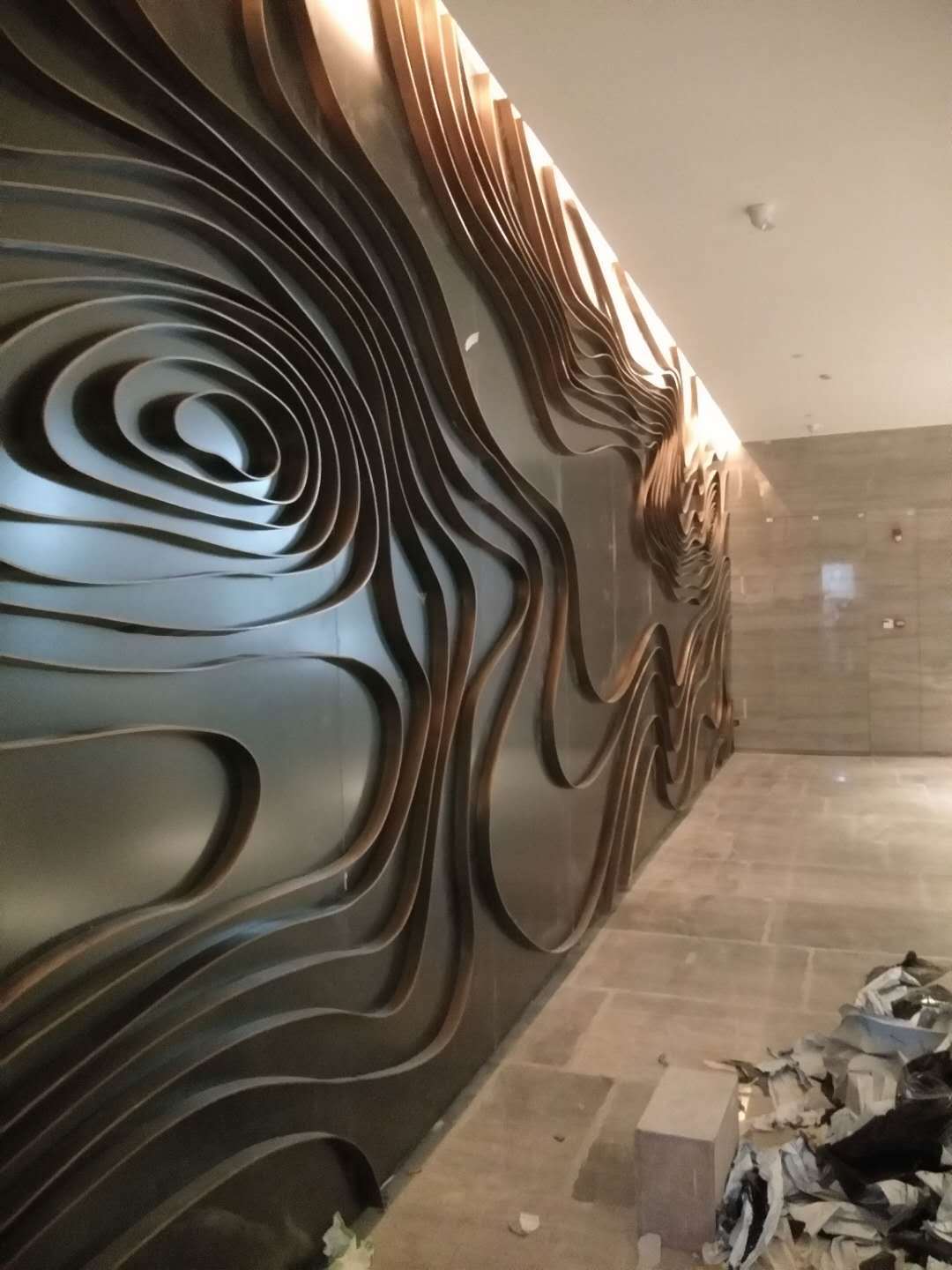 安装在天花板和透光板的上层,棕色不锈钢天花板装饰线融合了