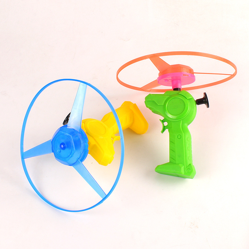 战斗飞碟 小号拉线飞碟 感应发光飞盘 儿童热卖地摊益智玩具批发