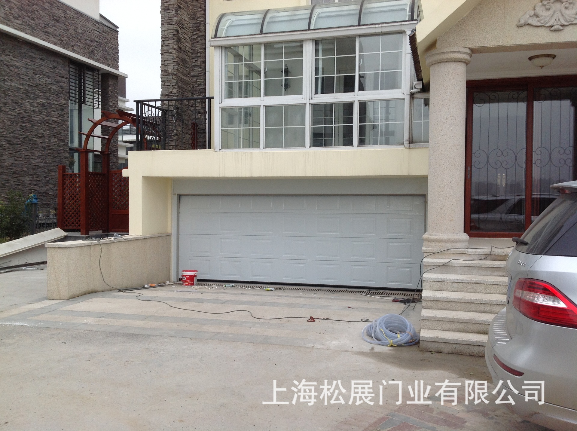 白色别墅车库门遥控车库门电动车库门双车位车库门