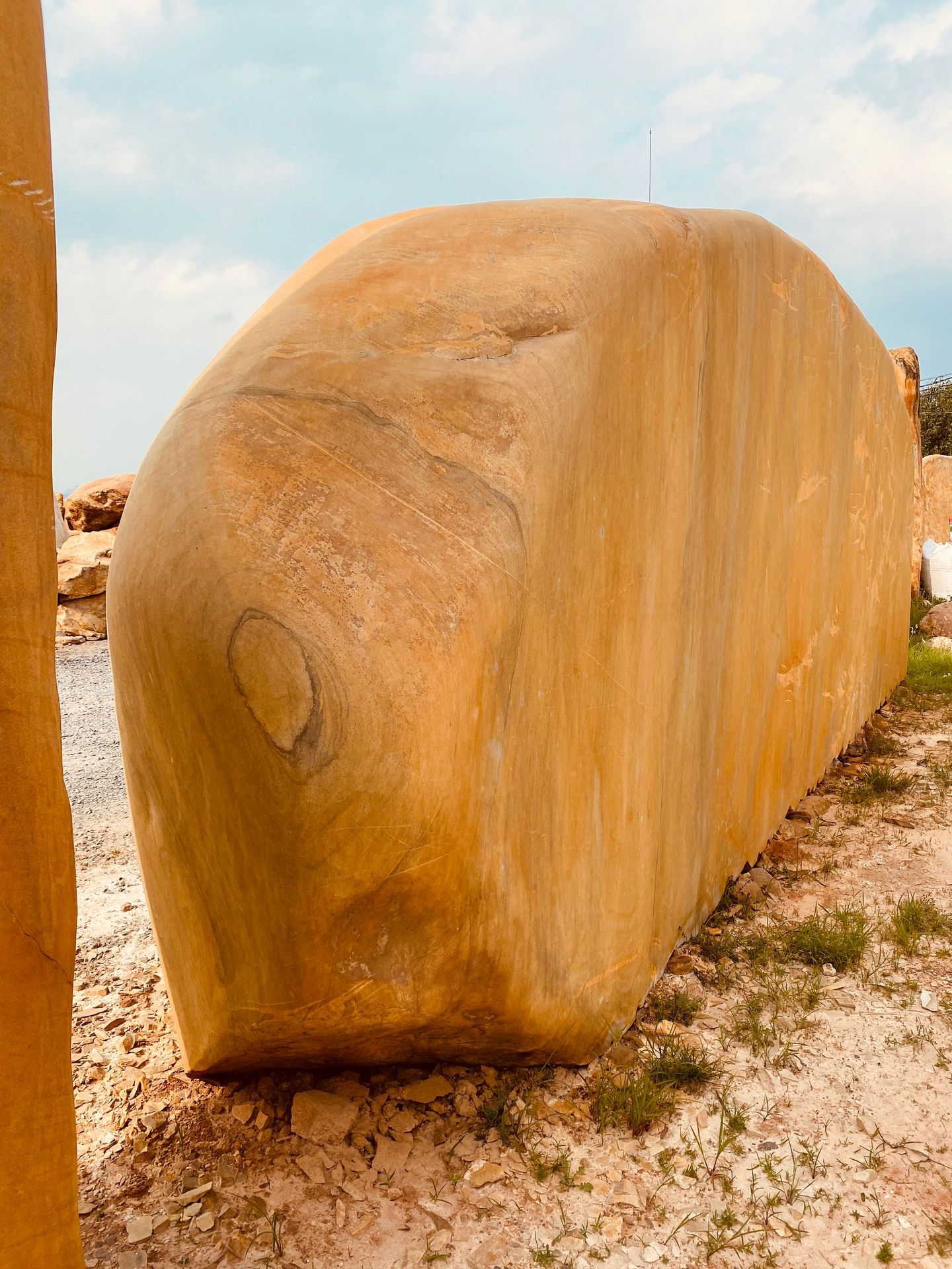 产地直销景观石 黄蜡石 园林假山 自然原石 驳岸溪滩 现货 英德石