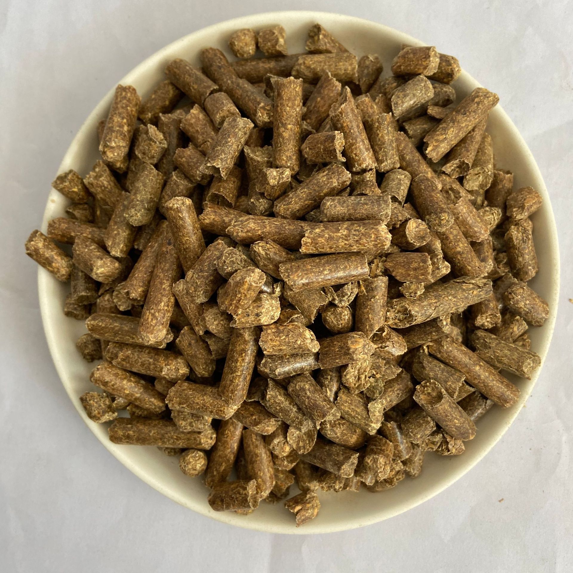 紫花苜蓿草颗粒 蛋白15以上 苜蓿草牛马羊等禽畜用饲料草