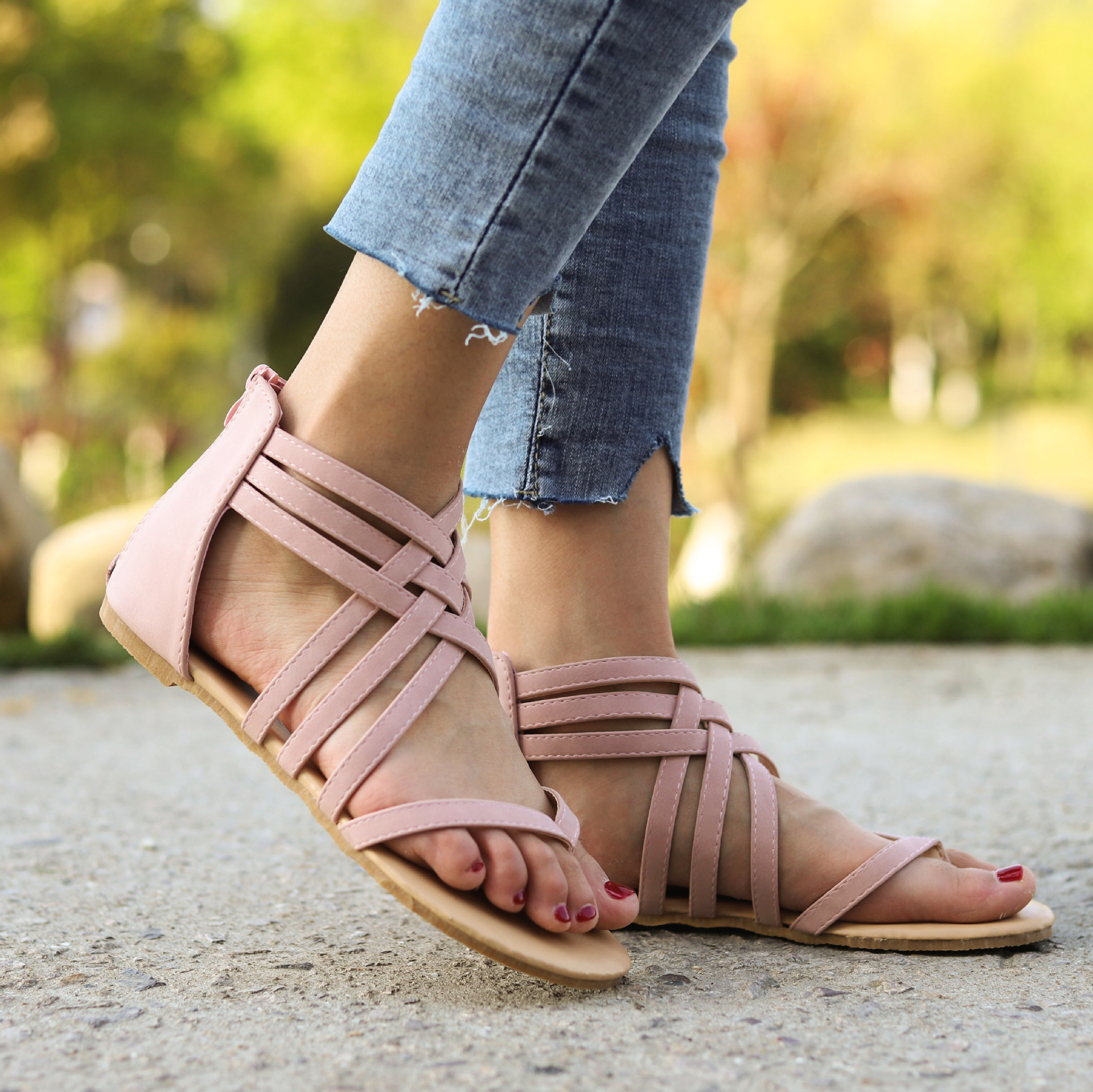 亚马逊wish外贸大码凉鞋女2020新款平跟欧美女式夹趾后拉链罗马鞋