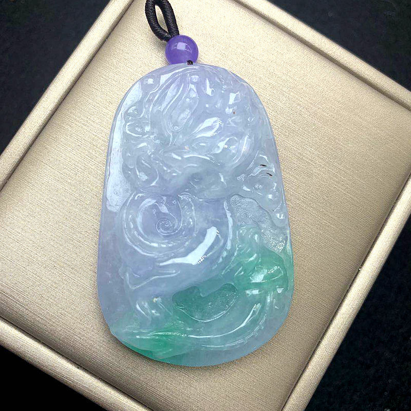 伟德国际男人戴什么翡翠挂件好？