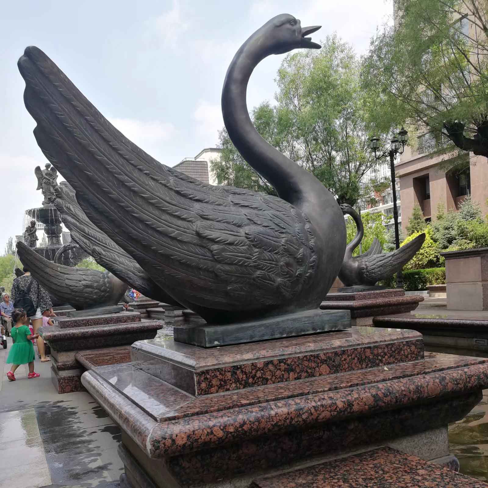 铜雕工艺品生产厂家黄铜天鹅风水摆件园林小区喷水景观铜天鹅雕塑