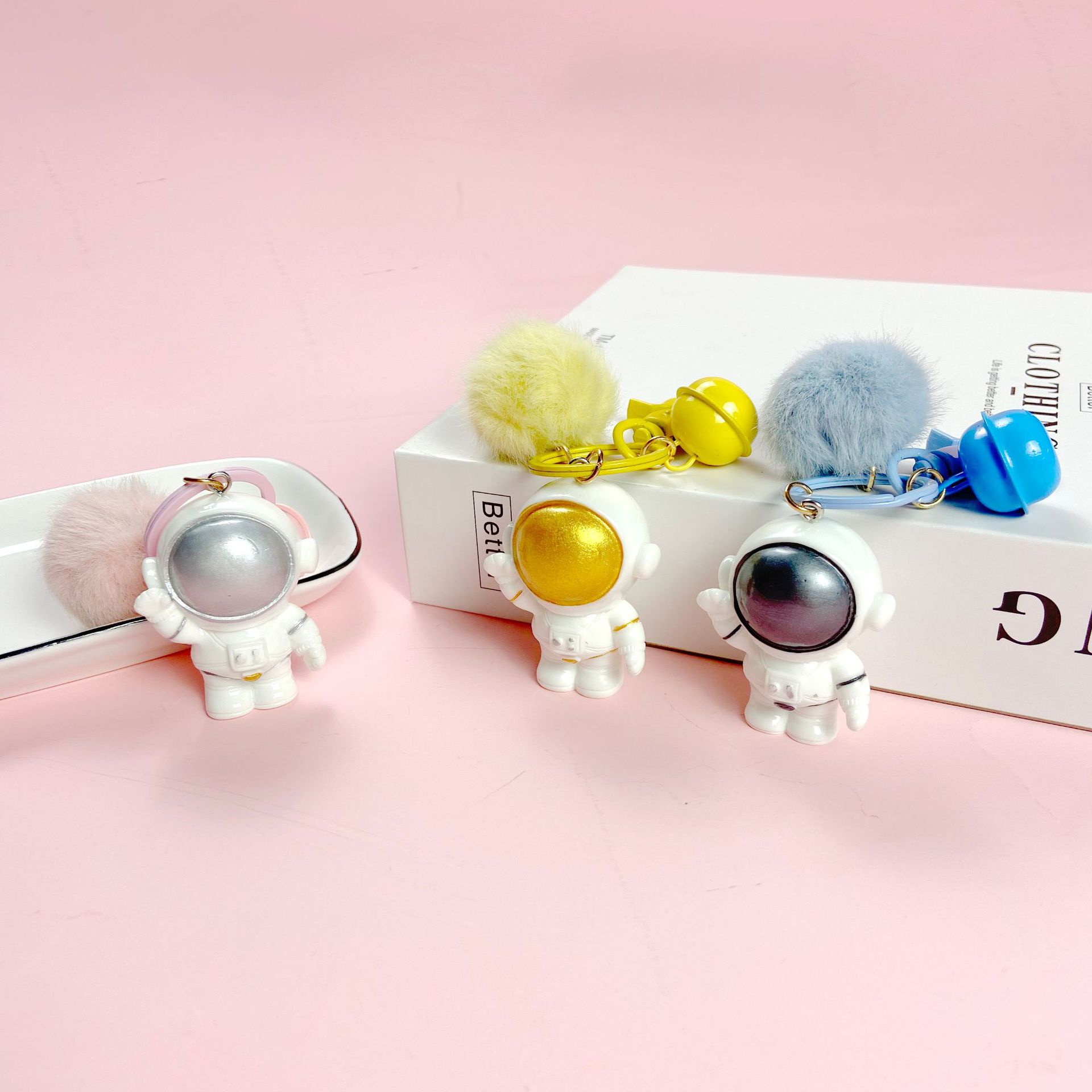 卡通毛球太空人小商品情侣书包宇航员钥匙扣网红挂件汽车钥匙链