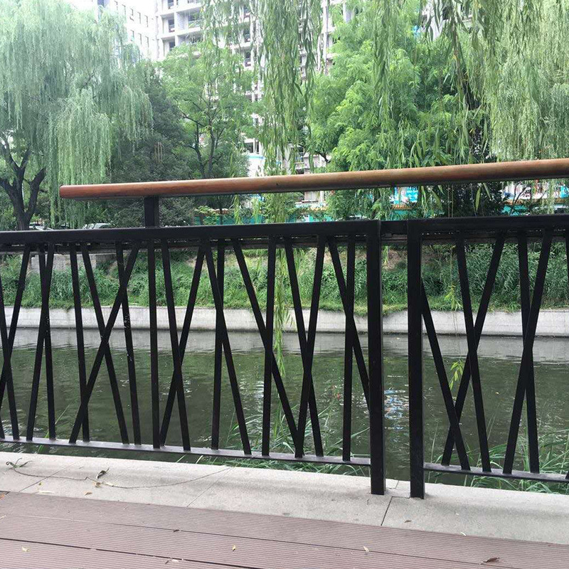 定制铁艺护栏工厂学校路边公园安全隔离户外篱笆铁栅栏围墙价格