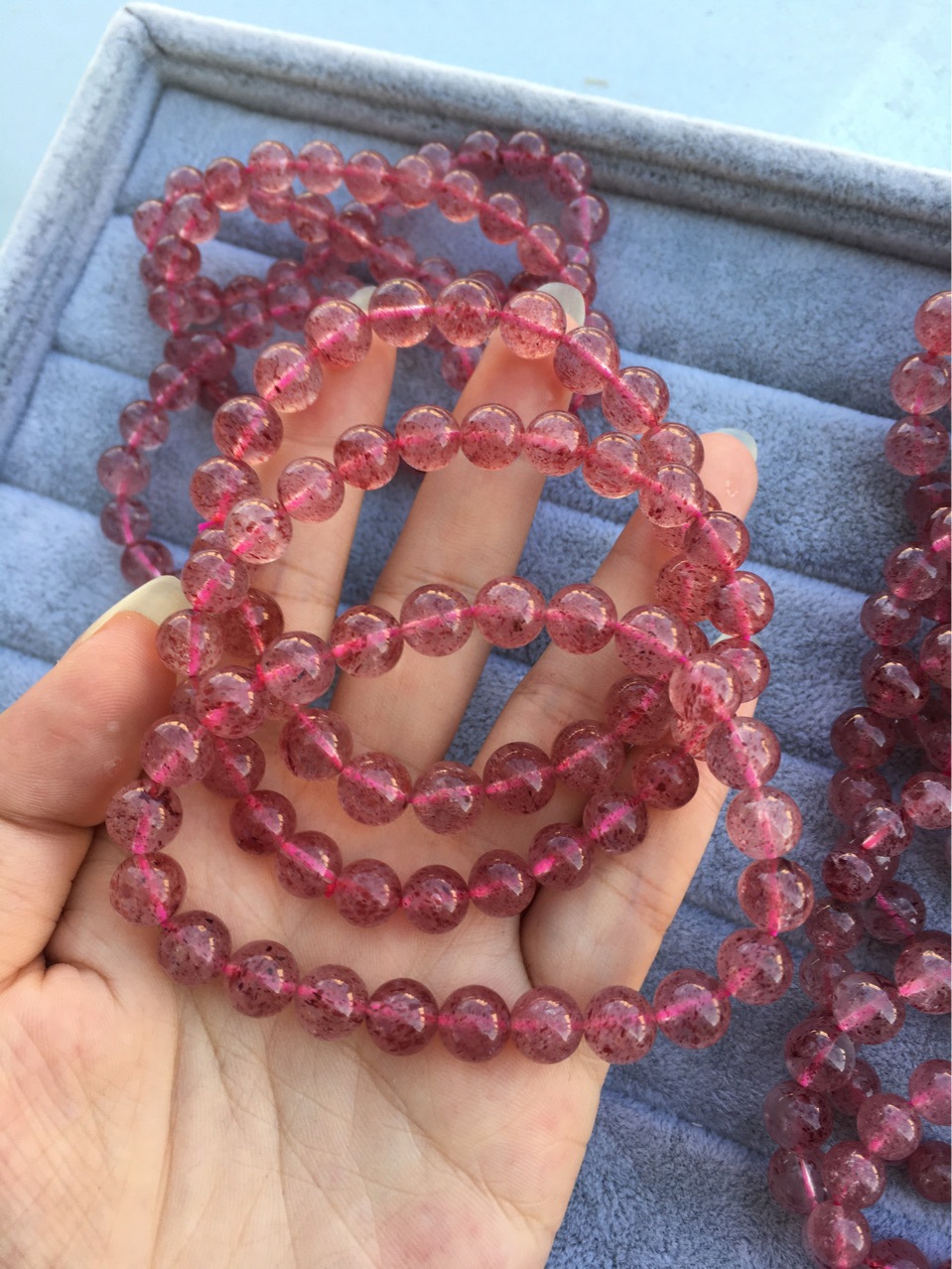 厂家批发 天然老矿草莓晶 晶体通透 草莓点清晰 自然光实拍-阿里巴巴