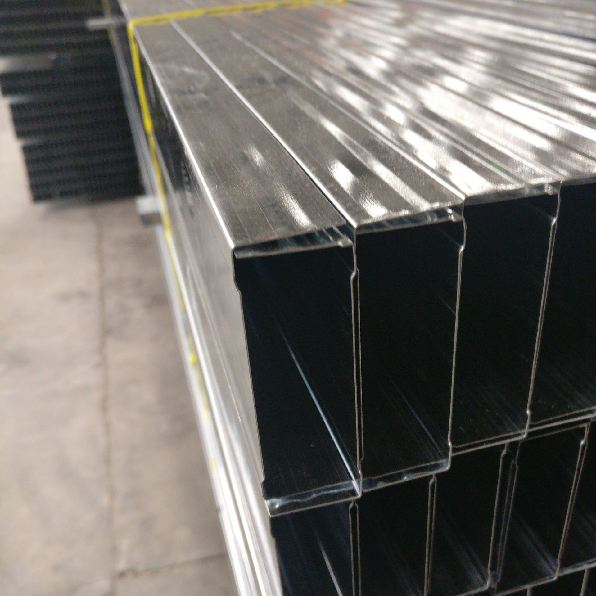 批发100竖向龙骨横龙骨轻钢龙骨系列隔断龙骨定制厂家大量供货