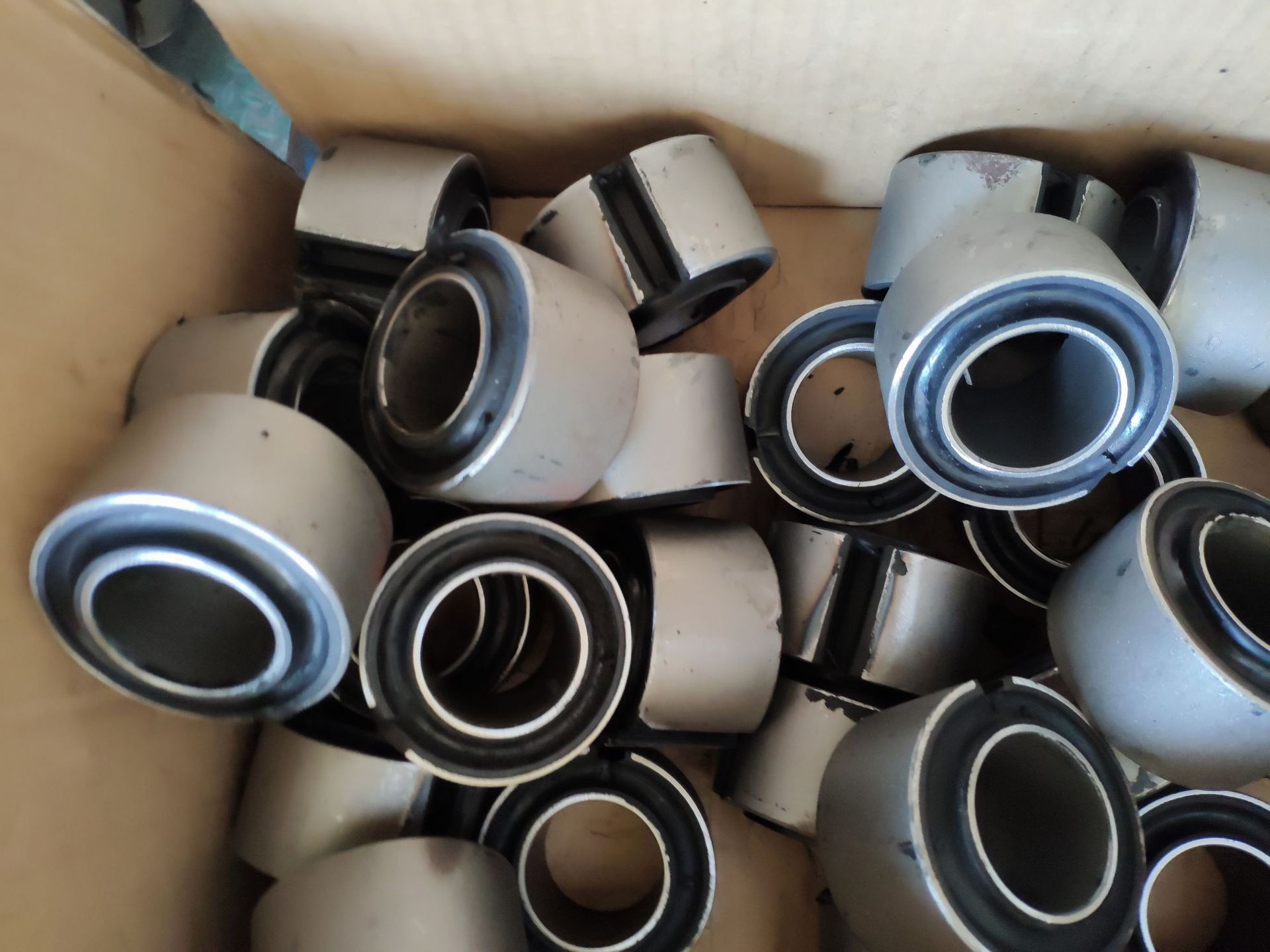 汽车底盘橡胶配件悬架衬套批发 三角摆臂复合橡胶减震衬套