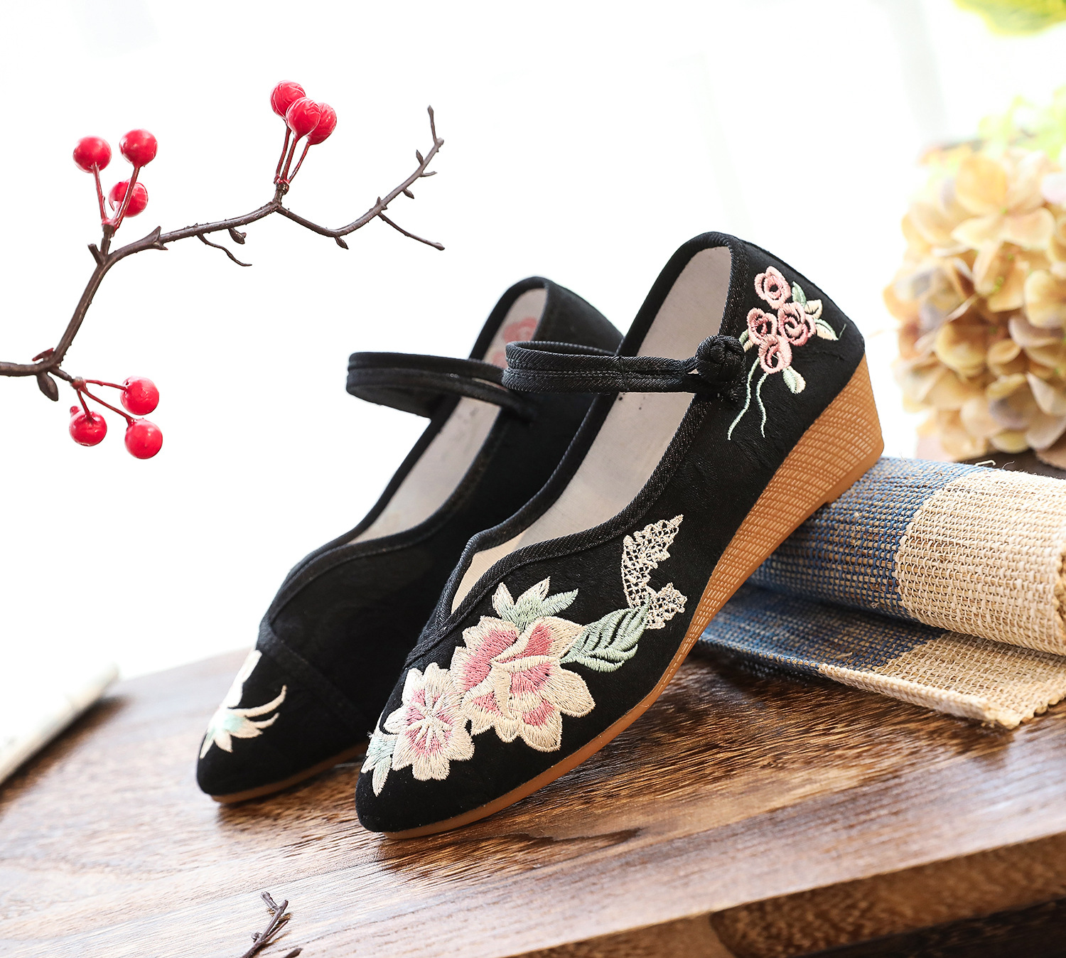 【花期】 2020春夏新款 时尚 女单鞋尖头坡跟复古搭配改良旗袍