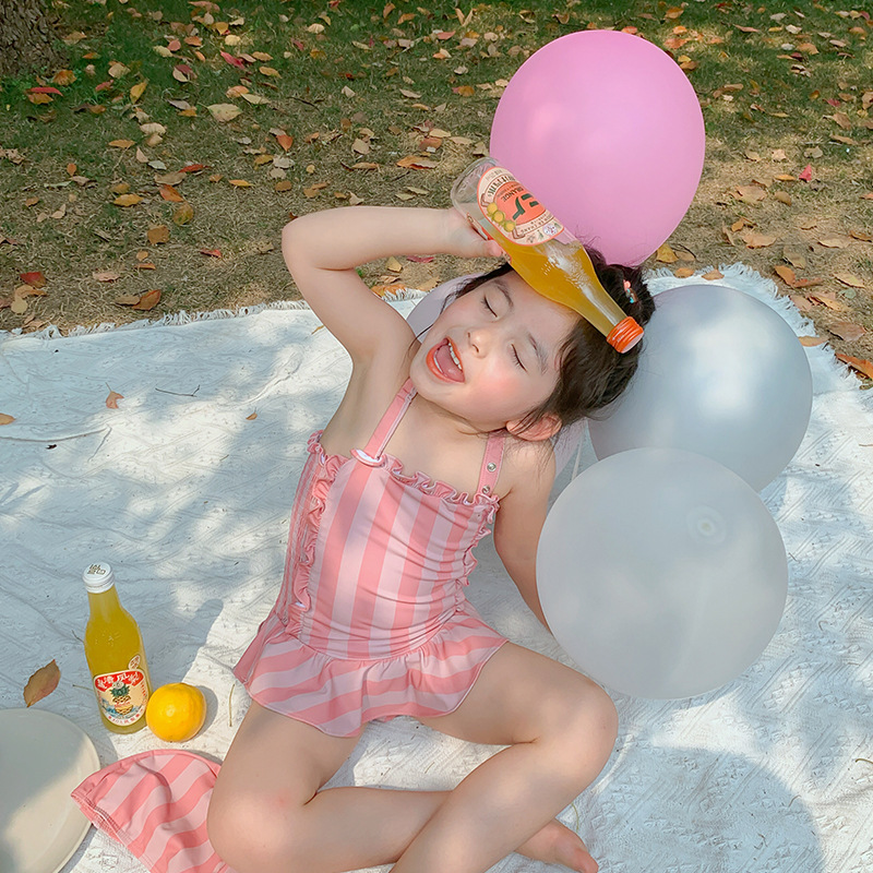 粉色条纹比基尼图片