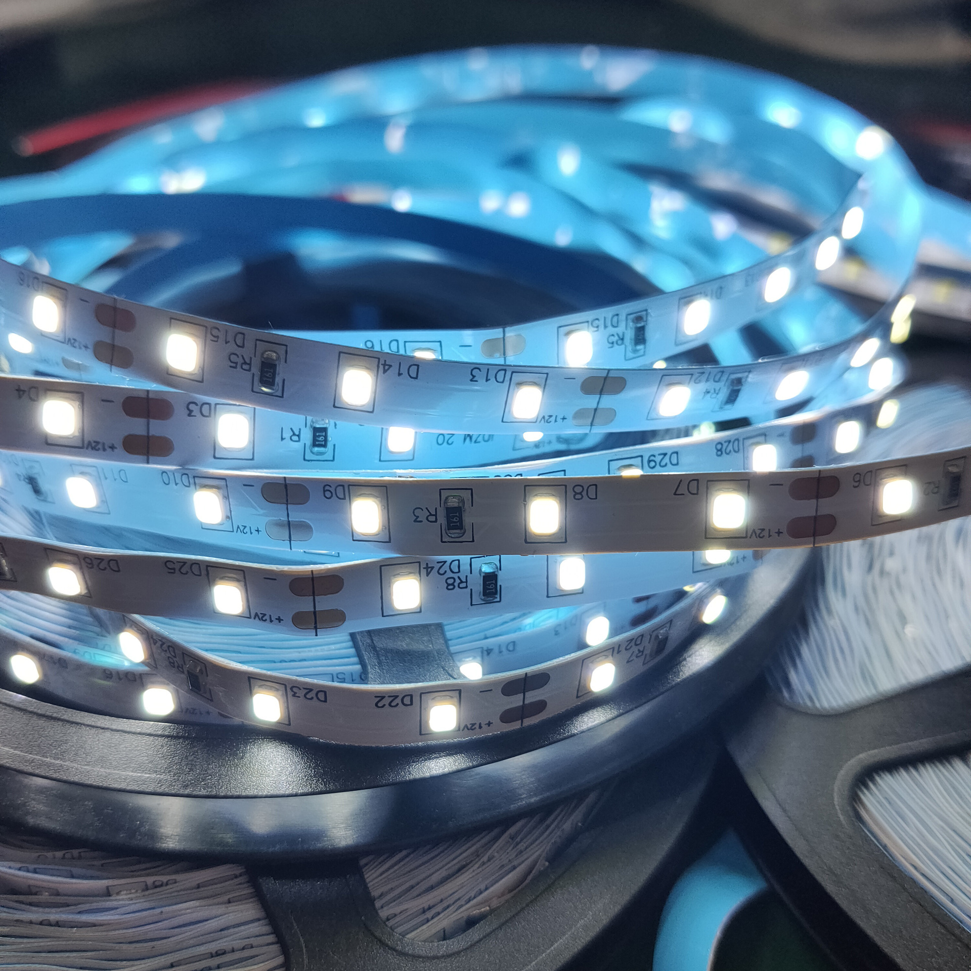 厂家直销高亮2835灯条12v60灯led灯条灯带线条灯暗槽柔性软灯带