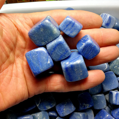 100克天然蓝色方钠石碎石