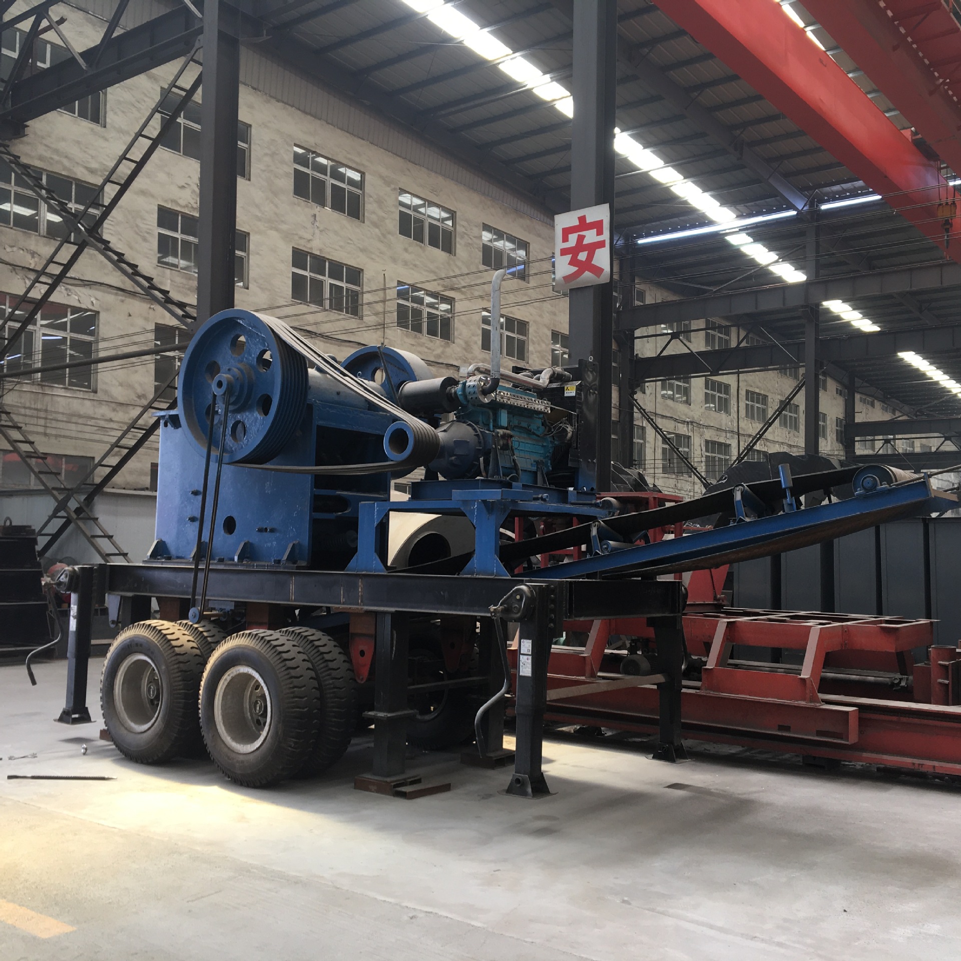 移动建筑垃圾粉碎机高效建筑垃圾破碎机车载式鹅卵石移动破碎机