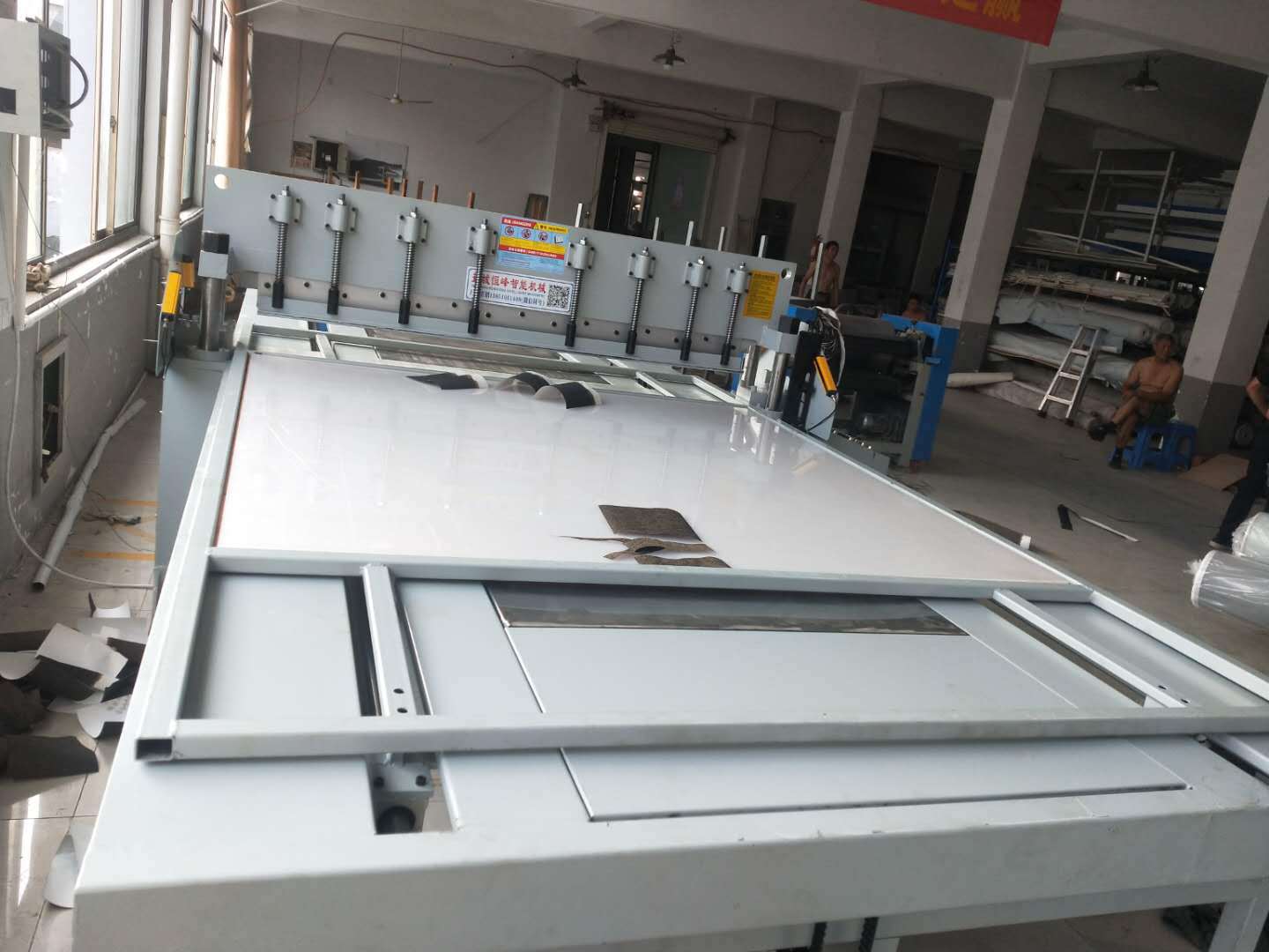 全自动墙布窗帘样本切布机色卡吊卡口袋布化妆棉裁布机数控裁切机