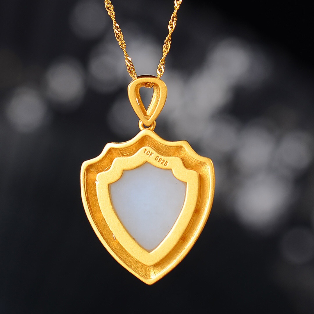 女神守护纯银金镶玉天然和田玉吊坠爱情盾牌项链简约锁骨链礼物