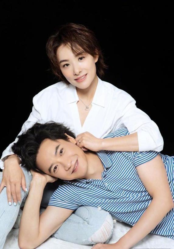 40岁刘璇携丈夫登台亮相,穿碎花长裙宛如18岁,两个人保养的太好