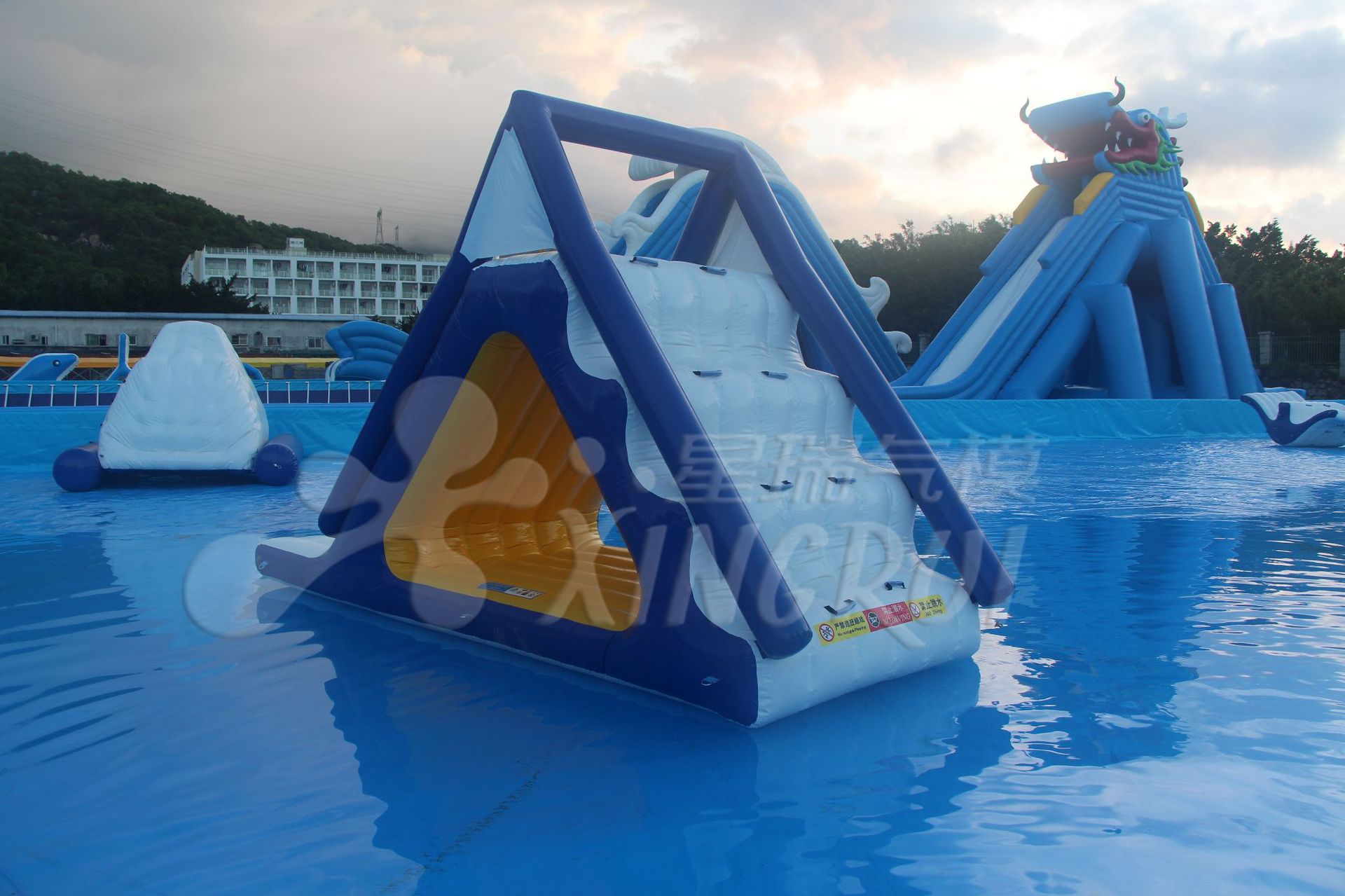 新款充气水上玩具蹦蹦跳床跷跷板滑梯漂浮物儿童水上乐园组合设备