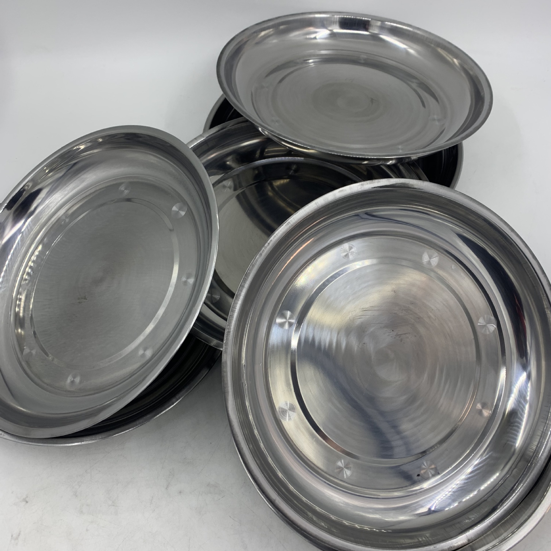 28不锈钢圆盘家用浅盘蒸盘配菜盘多用平底圆盘厂家两元百货批发