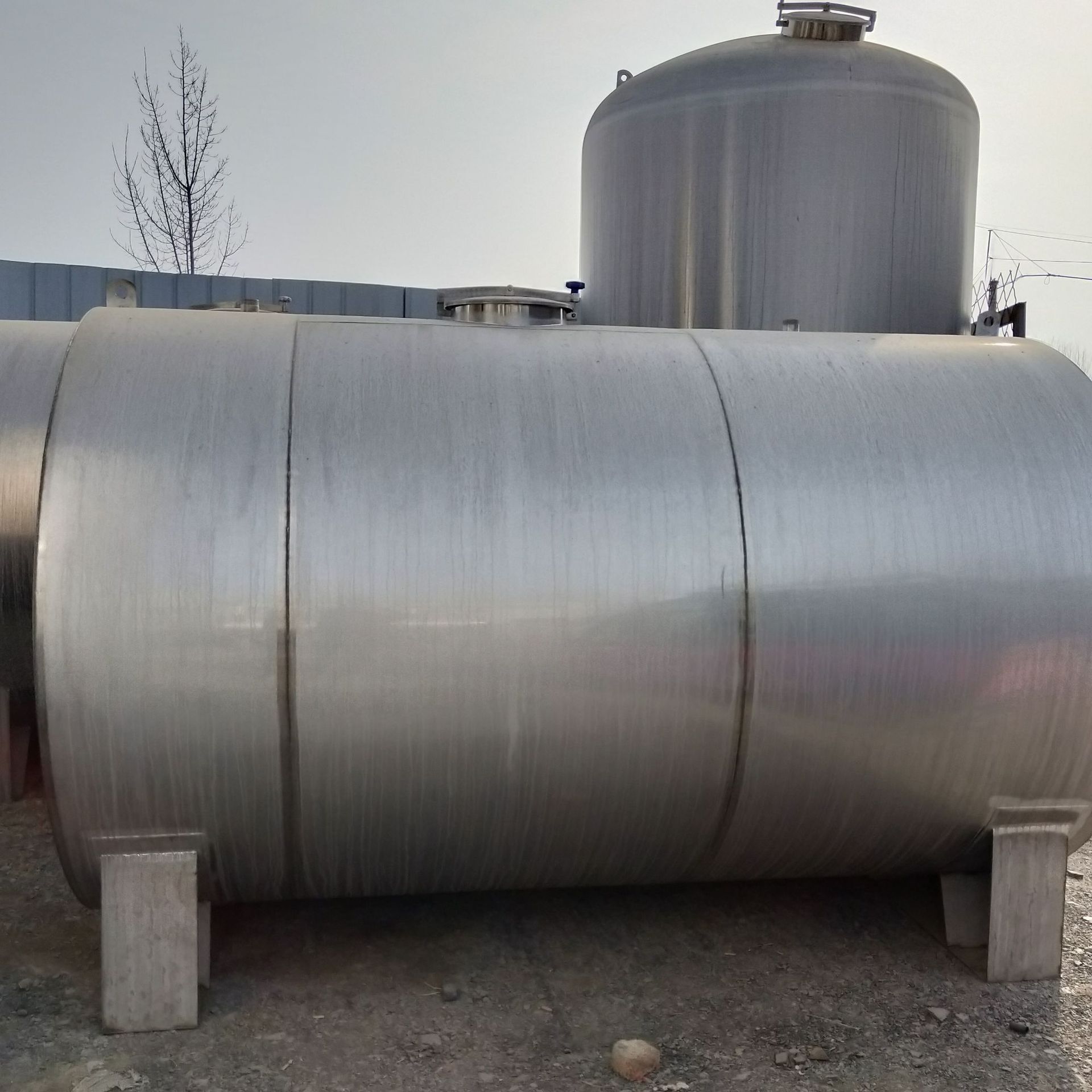 出售各种不同型号不锈钢储罐不锈钢搅拌罐出售成品不锈钢储罐