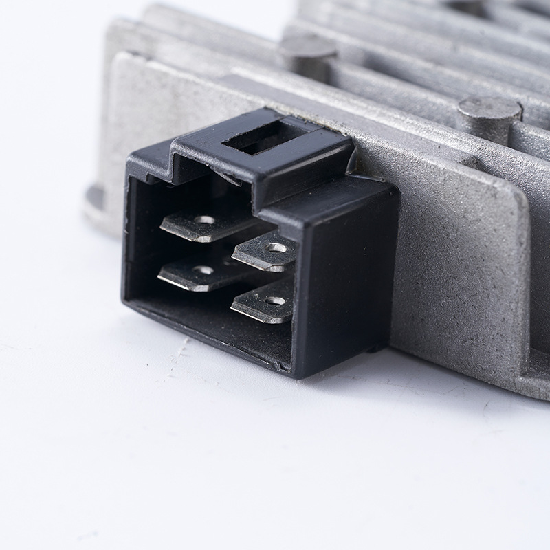 踏板摩托车发动机配件稳压器公主100小公主gcc助力车调压器原直销